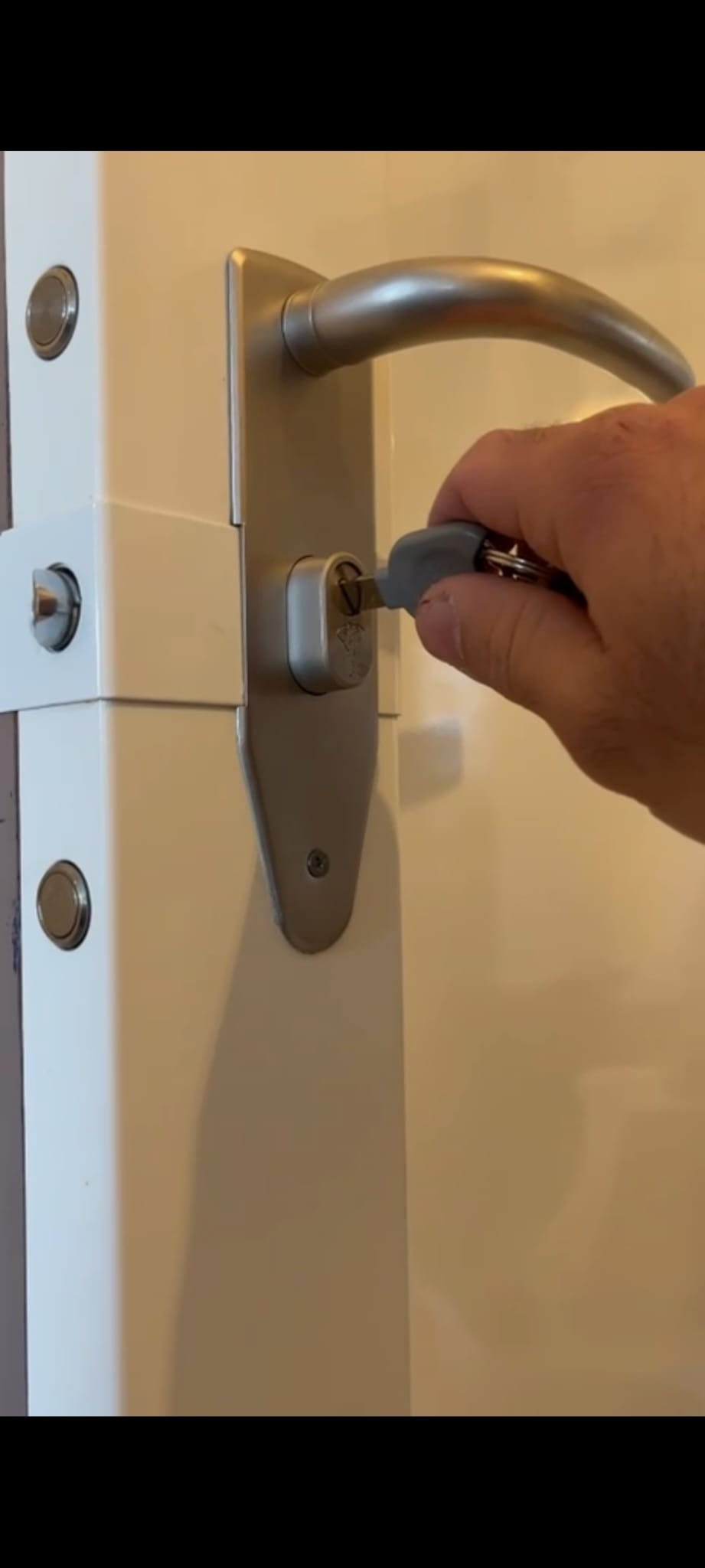 Serrurier changeant une serrure multipoints à Puteaux